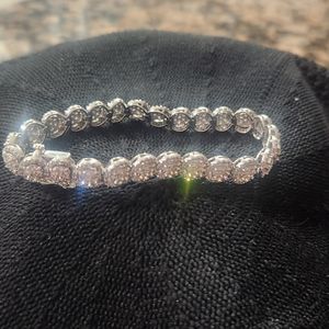 Majorly reduced***Beautiful ladies tennis bracelet. Appraisal included.